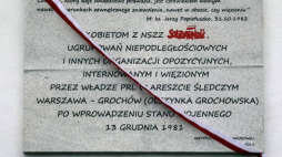 Uroczystość odsłonięcia, na terenie Aresztu Śledczego Olszynka Grochowska, tablicy upamiętniającej kobiety internowane i osadzone w areszcie na Grochowie. Fot. PAP/T. Gzell