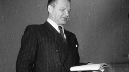 Władysław Broniewski deklamuje własne wiersze na akademii urządzonej przez Przedsiębiorstwo Państwowe 'Film Polski' dla uczczenia rocznicy Rewolucji Październikowej. Warszawa, 11.1948 r. Fot. PAP/CAF/S. Dąbrowiecki