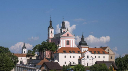 Zespół poklasztorny kamedułów nad jeziorem Wigry. Fot. PAP/J. Ochoński