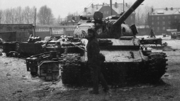 Pacyfikacja Kopalni Węgla Kamiennego Wujek. Katowice 16.12.1981. Fot. PAP/M. Janicki