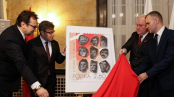 Wiceprezes Poczty Polskiej Wiesław Włodek (L), wojewoda śląski Jarosław Wieczorek (2L), wicewojewoda śląski Jan Chrząszcz (2P) oraz dyrektor Śląskiego Centrum Wolności i Solidarności Robert Ciupa (2P) podczas uroczystej prezentacji znaczka upamiętniającego dziewięciu górników z Wujka. Fot. PAP/D. Gajda