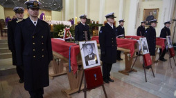 W kościele Marynarki Wojennej RP pw. Matki Boskiej Częstochowskiej w Gdyni Oksywiu rozpoczęły się państwowe uroczystości pogrzebowe "Trzech Komandorów". 65 lat temu, 16 grudnia 1952 r., na podstawie wyroku Najwyższego Sądu Wojskowego straceni zostali kmdr por. Zbigniew Przybyszewski i kmdr Stanisław Mieszkowski oskarżeni o "próbę obalenia władzy ludowej". Cztery dni wcześniej rozstrzelany został skazany w tym samym procesie kmdr Jerzy Staniewcz. Fot. PAP/A. Warżawa