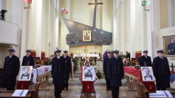 Uroczystości pogrzebowe "Trzech Komandorów" w kościele Marynarki Wojennej RP pw. Matki Boskiej Częstochowskiej w Gdyni Oksywiu. Fot. PAP/A. Warżawa 