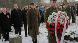 Szef Urzędu do Spraw Kombatantów i Osób Represjonowanych Jan Józef Kasprzyk i sędzia Bogusław Nizieński składają wieniec w miejscu, gdzie w 1867 roku, w nieistniejącym dziś dworze Zułów urodził się Józef Piłsudski. Fot. PAP/T. Waszczuk