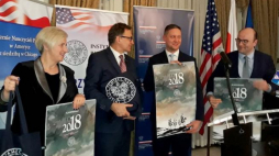 Uroczystość otwarcia „Przystanku Historia IPN” w Chicago. Od lewej: I wiceprezes ZNP Helena Sołtys, prezes Szarek, Marek Adamczyk i konsul generalny RP w Chicago Piotr Janicki – 18 stycznia 2018. Źródło: IPN