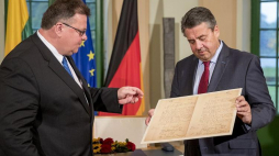 Szefowie MSZ: Litwy - Linas Linkeviczius i Niemiec - Sigmar Gabriel z oryginałem Aktu Niepodległości Litwy. 10.2017. Fot. PAP/EPA