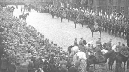 Wkroczenie wojsk polskich do Torunia: wojsko i mieszkańcy miasta przed ratuszem. 18.01.1920. Fot. NAC