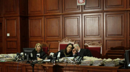 Sędzia przewodnicząca Ewa Jethon (C) ogłasza wyrok w procesie w sprawie stanu wojennego w Sądzie Okręgowym w Warszawie. 12.01.2012. Fot. PAP/B. Zborowski 