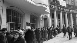 Kolejka do sklepu rybnego. 1983 r. Fot. PAP/L. Wawrynkiewicz