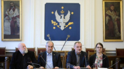 Językoznawcy: prof. dr hab. Jerzy Bralczyk (L), dr hab. Magdalena Derwojedowa (2P), dr hab. Marek Łaziński (C), prof. dr hab. Andrzej Markowski (2L) podczas spotkania podsumowującego plebiscyt Słowo Roku 2017. Fot. PAP/J. Turczyk