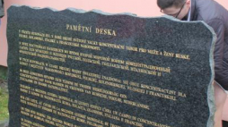 Tablica pamiątkowa w Holiszowie
