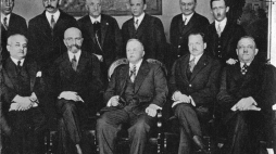 Prezydium BBWR z wizytą u marszałka Senatu Juliana Szymańskiego w 1929 r. Od lewej siedzą: Hipolit Gliwic, Walery Sławek, Julian Szymański, Marian Zyndram-Kościałkowski, Walery Roman; stoją: Henryk Loewenherz, Karol Polakiewicz, Jakub Bojko, Zdzisław Stroński, Zdzisław Lechnicki, Adam Piasecki. Źródło: Wikipedia Commons