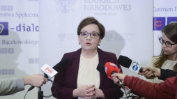 Minister edukacji Anna Zalewska podczas konferencji prasowej, 24 bm. po posiedzeniu zespołu do spraw statusu zawodowego pracowników oświaty w Centrum Partnerstwa Społecznego "Dialog" w Warszawie. Fot. PAP/J. Kamiński