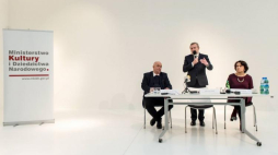 Dyrektor Muzeum Narodowego we Wrocławiu dr. hab. Piotr Oszczanowski, wicedyrektor dr Barbara Banaś oraz wicepremier, minister kultury Piotr Gliński podczas konferencji prasowej. Fot. PAP/M. Kulczyński