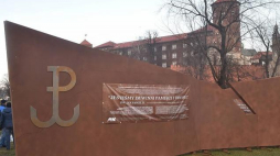 Makieta przyszłego pomnika AK - "Wstęga Pamięci" na Bulwarze Czerwieńskim u stóp Wawelu w Krakowie. Fot. PAP/J. Bednarczyk