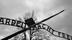 Napis nad bramą do obozu niemieckiego zagłady Auschwitz-Birkenau. PAP/M. Billewicz