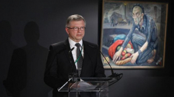 Ambasador Rosji w Polsce Siergiej Andriejew przemawia w budynku "Sauny" na terenie byłego obozu Auschwitz II-Birkenau podczas obchodów 73. rocznicy wyzwolenia niemieckiego obozu zagłady KL Auschwitz-Birkenau. Fot. PAP/S. Rozpędzik