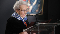 Była więźniarka Bronisława Karakulska przemawia w budynku "Sauny" na terenie byłego obozu Auschwitz II-Birkenau podczas obchodów 73. rocznicy wyzwolenia niemieckiego obozu zagłady KL Auschwitz-Birkenau. Fot. PAP/S. Rozpędzik
