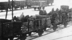 Pociąg z ewakuowanymi więźniami KL Auschwitz. Styczeń 1945 r. Kolin, Czechy. Źródło: Państwowe Muzeum Auschwitz-Birkenau