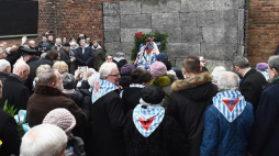 Byli więźniowie i ich rodziny składają kwiaty pod Ścianą Śmierci, przy bloku 11 byłego obozu Auschwitz I, w trakcie obchodów 73. rocznicy wyzwolenia niemieckiego obozu zagłady KL Auschwitz-Birkenau. Fot. PAP/J. Bednarczyk