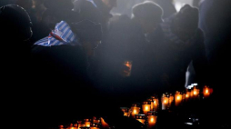 Byli więźniowie zapalają znicze przed pomnikiem Ofiar Faszyzmu podczas obchodów 73. rocznicy wyzwolenia niemieckiego obozu zagłady KL Auschwitz-Birkenau. Fot. PAP/S. Rozpędzik