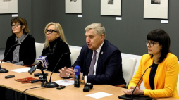 Prezydent Białegostoku Tadeusz Truskolaski (2P), dyrektor Białostockiego Ośrodka Kultury Grażyna Dworakowska (L), dyrektor Galerii im. Sleńdzińskich, Jolanta Szczygieł-Rogowska (2L) i rzecznik prezydenta Białegostoku Urszula Mirończuk (P) podczas konferencji prasowej nt. obchodów 75. rocznicy powstania w białostockim getcie. Fot. PAP/A. Reszko