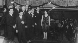 Składanie gratulacji laureatom I Międzynarodowego Konkursu Pianistycznego im. Fryderyka Chopina w Warszawie -widoczni m.in.: x, Seweryn Czetwertyński, szef MSZ August Zaleski (2. z P), Emil Młynarski, dyr. Opery Warszawskiej (w głębi, patrzy do góry), senator Ignacy Baliński (w okularach), Jan Skotnicki, Witold Maliszewski (na prawo od Balińskiego); laureaci: Lew Oborin (4. z P), Stanisław Szpinalski (1. z L), Grzegorz Ginsburg , Róża Etkin (1. z P). 01.1927. Fot. NAC
