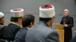 Przewodniczący Komitetu KEP ds. dialogu z religiami niechrześcijańskimi bp Henryk Ciereszko (P) podczas XVIII Ogólnopolskiego Dnia Islamu w Kościele Katolickim w Akademiku Praskim w Warszawie. Fot. PAP/M. Obara