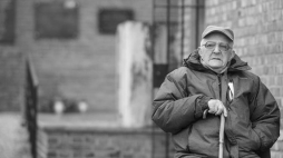 Były więzień Radogoszcza Donat Doliwa podczas uroczystości w 70. rocznicę spalenia przez Niemców więźniów Radogoszcza. 2015 r. Fot. PAP/G. Michałowski