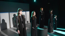 Aktorki Maja Wolska (L), Aleksandra Nowosadko (2L), Ewa Kolasińska (3L), Alina Szczegielniak (2P) i Ilona Buchner (P) podczas próby medialnej spektaklu "Dom Bernardy A." w Starym Teatrze w Krakowie. Fot. PAP/J. Bednarczyk