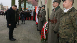 Prezydent Andrzej Duda przed tablicą poświęconą powstańcom wielkopolskim w Kargowej. Fot. PAP/L. Muszyński 
