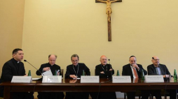 Metropolita warszawski kardynał Kazimierz Nycz (C), naczelny rabin Polski Michael Schudrich (2P), rzecznik prasowy ks. Przemysław Śliwiński (L), przewodniczący Komitetu Organizacyjnego Dnia Judaizmu w Warszawie ks. Andrzej Tulej (2L), przewodniczący Komitetu Episkopatu Polski ds. Dialogu z Judaizmem bp Rafał Markowski (3L) i członek Komitetu ds. Dialogu z Judaizmem prof. Jan Grosfeld (P) podczas konferencji nt. obchodów Dnia Judaizmu w Kościele katolickim. Fot. PAP/J. Kamiński