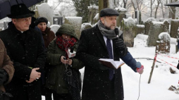 Naczelny Rabin Polski Michael Schudrich (P) i przewodniczący Komitetu Episkopatu Polski ds. Dialogu z Judaizmem bp Rafał Markowski (L) podczas modlitwy przy masowym grobie Żydów z getta warszawskiego, na cmentarzu żydowskim w Warszawie. Fot. PAP/T. Gzell