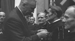 Obchody Dnia Górnika w Domu Kultury kopalni Milowice w Sosnowcu, 1969 r. Na zdj. I sekretarz Komitetu Wojewódzkiego PZPR w Katowicach Edward Gierek. Fot. PAP/CAF