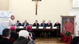 Sympozjum "Prymas Józef Glemp: nowe fakty, nieznane dokumenty" - od lewej: przemawiająca dr Milena Kindziuk oraz za stołem - dr Rafał Łatka, dr Zbigniew Stanuch, ksiądz prof. dr hab. Krzysztof Pawlina, prof. dr hab. Jan Żaryn, dr hab. Paweł Skibiński i ksiądz dr hab. Władysław Wyszowadzki. Fot. PAP/L. Szymański