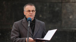 Wiceminister kultury i dziedzictwa narodowego Jarosław Sellin podczas obchodów Międzynarodowego Dnia Pamięci o Ofiarach Holokaustu przy pomniku Bohaterów Getta w Warszawie. Fot. PAP/T. Gzell