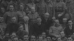 Wizyta Herberta Hoovera w Polsce (w środku w ciemnym garniturze) - widoczni m.in.: Naczelnik Państwa Józef Piłsudski (na prawo od Hoovera), minister spraw wewnętrznych Stanisław Wojciechowski (na prawo za Hooverem), premier Ignacy Jan Paderewski (w białej koszuli), płk Władysław Belina-Prażmowski (pierwszy z lewej na dole) i płk Aleksander Litwinowicz (na prawo za Paderewskim). Warszawa, 08.1919. Fot. NAC
