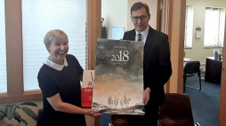 Redaktor naczelna „Dziennika Związkowego” Małgorzata Błaszczuk odbiera z rąk prezesa IPN Jarosława Szarka kalendarz wydany przez IPN na 100-lecie odzyskania niepodległości. 16.01.2018. Fot. Instytut Pamięci Narodowej
