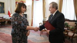 Dorota Janiszewska-Jakubiak powołana przez wicepremiera, ministra kultury prof. Piotra Glińskiego na stanowisko p.o. dyrektora Narodowego Instytutu Polskiego Dziedzictwa Kulturowego za Granicą. Fot. Danuta Matloch. Źródło: Ministerstwo Kultury i Dziedzictwa Narodowego