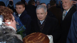 Prezydent Lech Kaczyński (C) witany chlebem przez przedstawicieli społeczności polskiej w podwileńskim miasteczku Mejszogoła; Kaczyńskiemu towarzyszy litewski prezydent Valdas Adamkus (P). 14.03.2006. Fot. PAP/ J. Turczyk