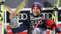 Kamil Stoch na podium w Bischofshofen - wygrał czwarty konkurs i cały Turnieju Czterech Skoczni. Fot. PAP/G. Momot