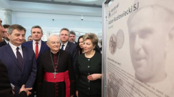 Biskup senior diecezji warszawsko-praskiej abp Henryk Hoser (C) oraz marszałek Sejmu Marek Kuchciński (L) podczas otwarcia w Sejmie wystawy "In nomine Domini. Misjonarze Afryki. Kardynał Adam Kozłowiecki SJ (1911-2007)". Fot. PAP/P. Supernak