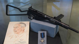 Przedmioty związane z ppłk. Przemysławem Kraczkiewiczem - pistolet maszynowy Sten, portret oraz Order Virtuti Militari, zaprezentowane jako eksponat miesiąca w Muzeum II Wojny Światowej w Gdańsku. Fot.  PAP/R. Jocher