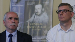 Opiekun archiwum Stowarzyszenia Weteranów Armii Polskiej w Ameryce Teofil Lachowicz (L) i dyrektor Wojskowego Biura Historycznego Sławomir Cenckiewicz. 07.2017. Fot. PAP/T. Gzell
