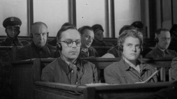 W ławie oskarżonych w pierwszym rzędzie Artur Liebehenschel, komendant KL Auschwitz podczas tzw. pierwszego procesu oświęcimskiego. Fot. PAP/CAF
