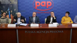 Konferencja prasowa nt. XI Międzynarodowego Konkursu Wiolonczelowego im. Witolda Lutosławskiego: Agata Kwiecińska (L), zastępca dyr. Narodowego Instytutu Fryderyka Chopina Stanisław Leszczyński (2L), dyr. naczelny Filharmonii Narodowej Wojciech Nowak (3L), dyr. XI MKW im. Witolda Lutosławskiego Bogdan Pałosz (3P) oraz uczestnicy konkursu: Bartosz Koziak (2P) i Marcin Zdunik (P). Fot. PAP/T. Gzell