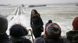 Agnieszka Mierzwa podczas wykładu pt. "Opowieści ukryte w przedmiotach", w ramach obchodów Międzynarodowego Dnia Pamięci o Ofiarach Holokaustu w Muzeum na Majdanku. Fot. PAP/W. Jargiło