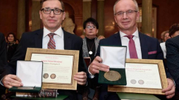 Laureaci - prezes Instytutu Pamięci Narodowej dr Jarosław Szarek (L) oraz wiceprezes IPN, pełniący obowiązki Dyrektora Biura Poszukiwań i Identyfikacji prof. Krzysztof Szwagrzyk (P). Fot. PAP/J. Kaczmarczyk