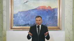 Prezydent Andrzej Duda podczas wernisażu wystawy malarstwa „Polska w pejzażach”, połączonym z otwarciem ekspozycji fotografii „W drodze do Niepodległości” w Pałacu Prezydenckim w Warszawie. Fot. PAP/R. Pietruszka