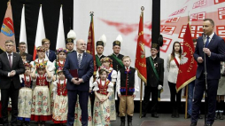 Prezydent Andrzej Duda (P) podczas spotkania z mieszkańcami Żor; wojewoda Śląski Jarosław Wieczorek (L) i wiceprezydent Żor Daniel Wawrzyczek (C). Fot. PAP/A. Grygiel